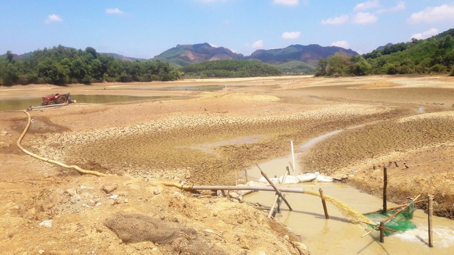 Một hồ chứa nước lớn ở H.Như Thanh (Thanh Hóa) cạn trơ đáy sau thời gian nắng nóng kéo dài ẢNH: PHÚC NGƯ