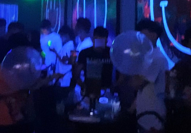 Nhiều người trẻ say sưa hút bóng cười trong một quán pub ở Q.3, TP.HCM