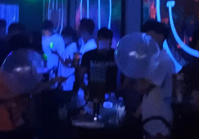 Nhiều người trẻ say sưa hút bóng cười trong một quán pub ở Q.3, TP.HCM