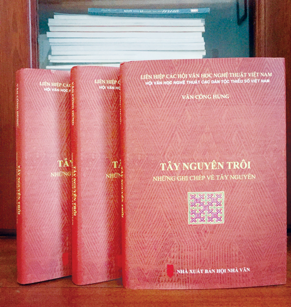 Bìa sách “Tây Nguyên trôi”. Ảnh: Phạm Đức Long Bìa sách “Tây Nguyên trôi”. Ảnh: Phạm Đức Long
