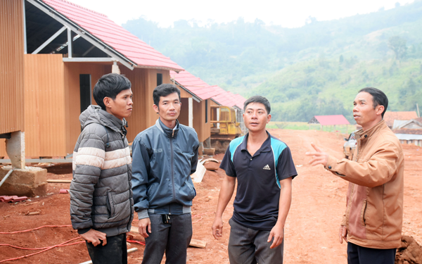 Cán bộ xã Đak Rong (huyện Kbang) tuyên truyền, vận động người dân làng Hà Đừng 1 tham gia xây dựng nông thôn mới. Ảnh: M.N