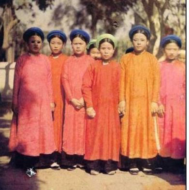 Phụ nữ thời Nguyễn năm 1918 trong trang phục áo năm thân (tức áo dài sau này) - Ảnh: Albert Kahn