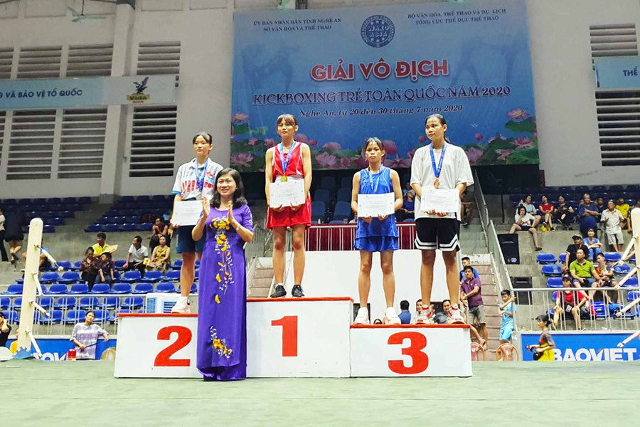 Ban tổ chức trao huy chương vàng, bạc, đồng cho các vận động viên có thành tích xuất sắc tại giải. Ảnh: Bảo Sơn