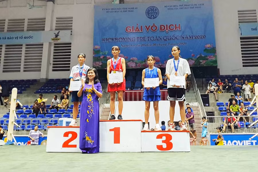 Ban tổ chức trao huy chương vàng, bạc, đồng cho các vận động viên có thành tích xuất sắc tại giải. Ảnh: Bảo Sơn