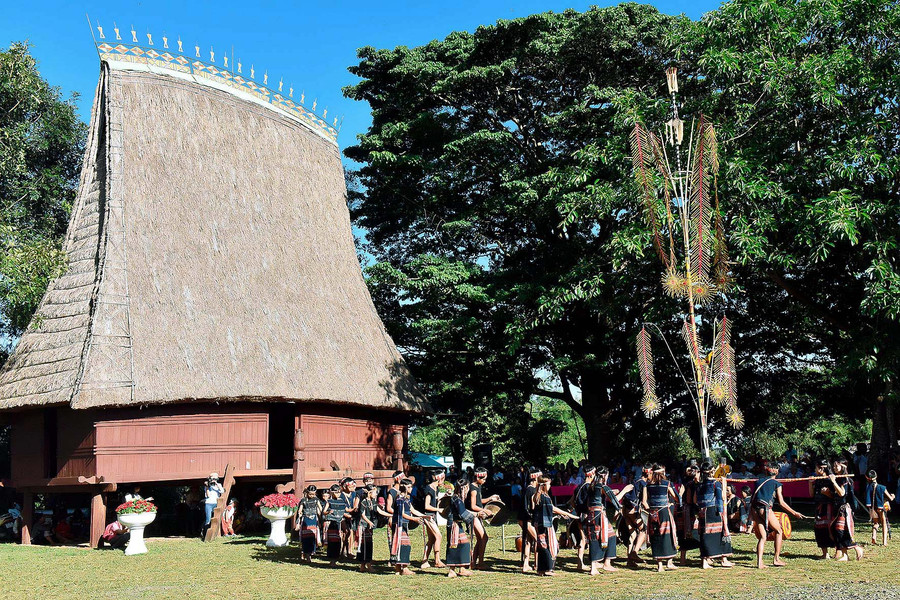 Biểu diễn cồng chiêng tại làng Plei Ốp (TP. Pleiku). Ảnh: ĐỨC THỤY