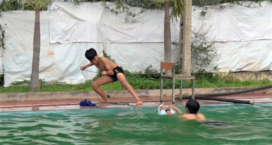 Các em thiếu nhi thực hành kỹ năng cứu người bị đuối nước. Ảnh: Hà Đức Thành Các em thiếu nhi thực hành kỹ năng cứu người bị đuối nước. Ảnh: Hà Đức Thành