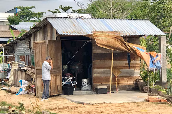 Cái chòi của đôi vợ chồng mù ở góc nghĩa trang - Ảnh: D.QUÍ