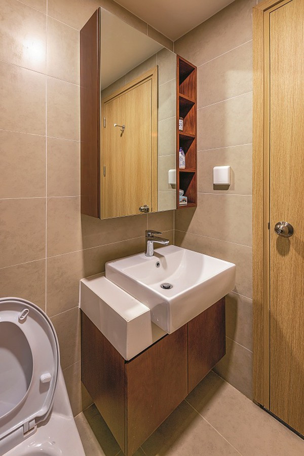 Phòng vệ sinh nhỏ nhưng gọn gàng, tiện nghi. Phòng vệ sinh nhỏ nhưng gọn gàng, tiện nghi.