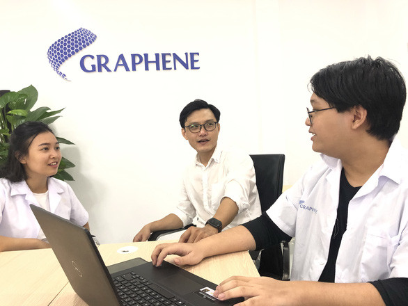 Minh Tuấn (giữa) trao đổi cùng các cộng sự - Ảnh: C.NHẬT