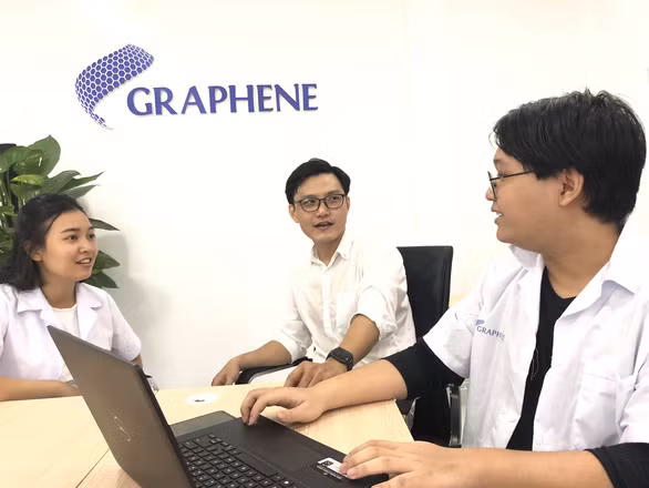 Minh Tuấn (giữa) trao đổi cùng các cộng sự - Ảnh: C.NHẬT