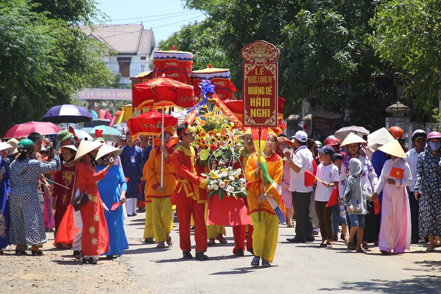 Người dân tỉnh Quảng Trị ra đường đón Long vị vua Hàm Nghi. Ảnh: Hưng Thơ