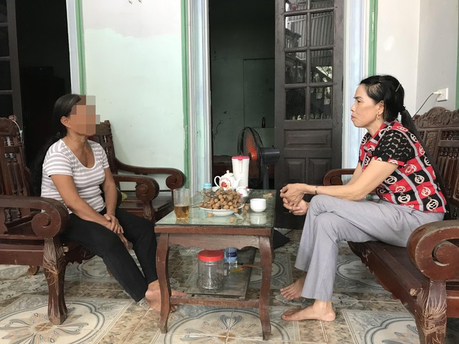 Bà Vũ Thị Đầm (phải) thăm hỏi gia đình bà T., người phụ nữ bị bạo hành nhiều năm được bà giúp đỡ ẢNH: VŨ THƠ