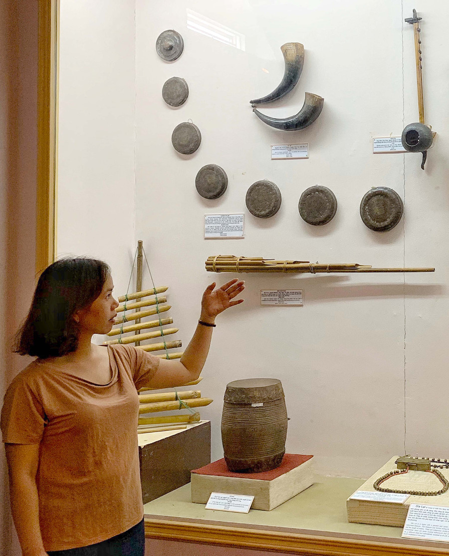 Bộ chiêng Mlem gồm 7 chiếc bằng đồng có kích thước độc đáo, nhỏ gọn. Ảnh: Minh Châu 