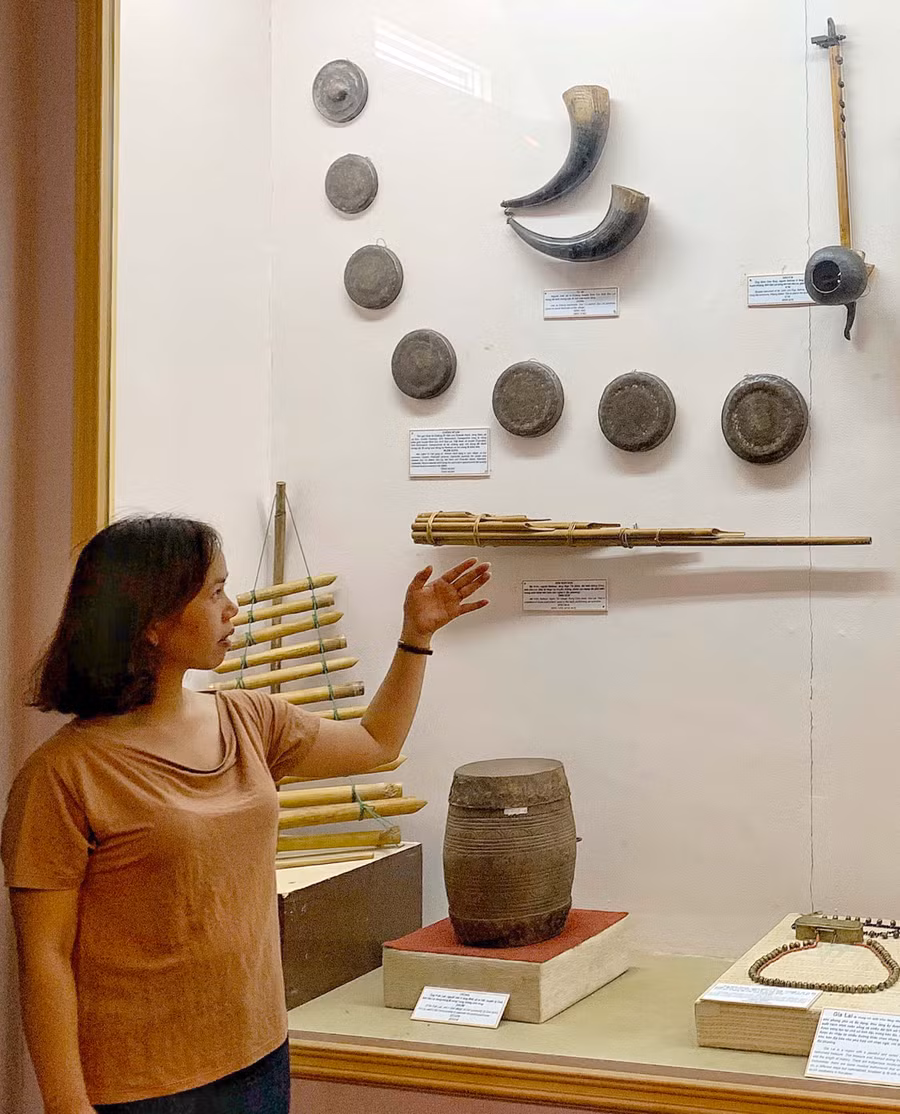 Bộ chiêng Mlem gồm 7 chiếc bằng đồng có kích thước độc đáo, nhỏ gọn. Ảnh: Minh Châu 