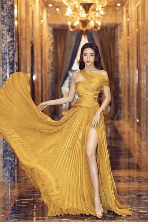 Cô hướng đến hình ảnh người đẹp luôn trách nhiệm hết mình với công việc và không quên nhiệm vụ học tập với bảng thành tích ấn tượng.