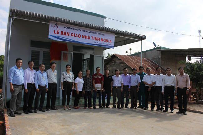 Lễ bàn giao nhà tình nghĩa cho bà Nguyễn Thị Tịnh tại tổ dân phố 12, thị trấn Phước An, huyện Krông Pắk. (Ảnh: PL)