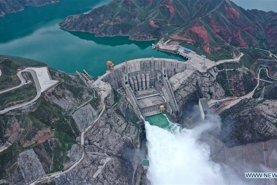 Trạm thủy điện Lijiaxia bắt đầu mở cổng để xả nước từ ngày 18.6 để chuẩn bị ứng phó với lũ lụt do mực nước ở sông Dương Tử ngày càng cao. Ảnh: Tân Hoa Xã  Trạm thủy điện Lijiaxia bắt đầu mở cổng để xả nước từ ngày 18.6 để chuẩn bị ứng phó với lũ lụt do mực nước ở sông Dương Tử ngày càng cao. Ảnh: Tân Hoa Xã