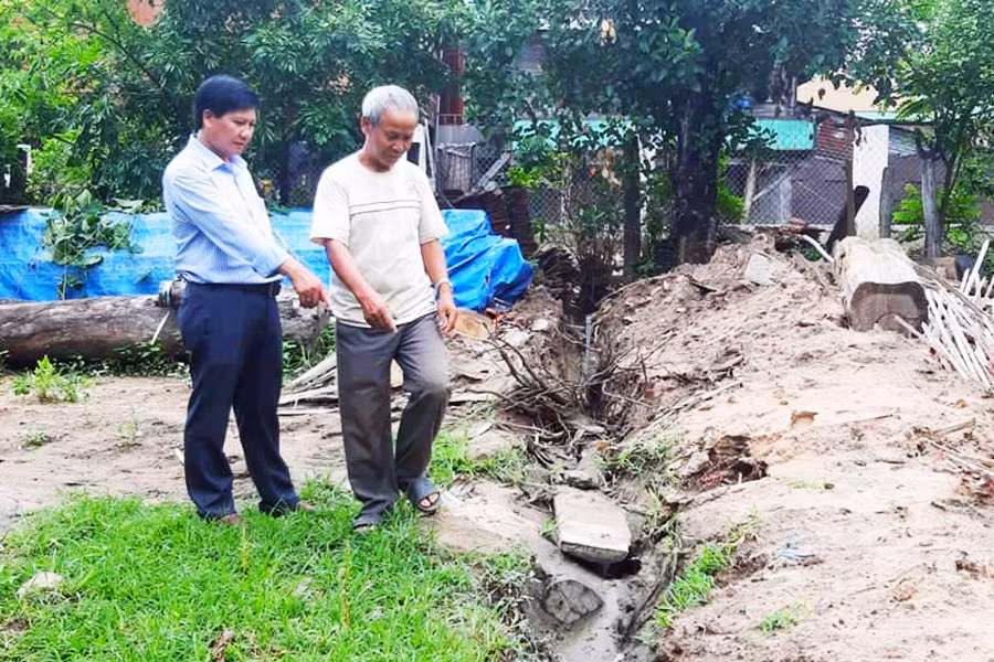 Hộ ông Siu Piơch được hỗ trợ 15m ống nhựa dùng để dẫn nước đến tận phía sau nhà. Ảnh: NGỌC SANG 