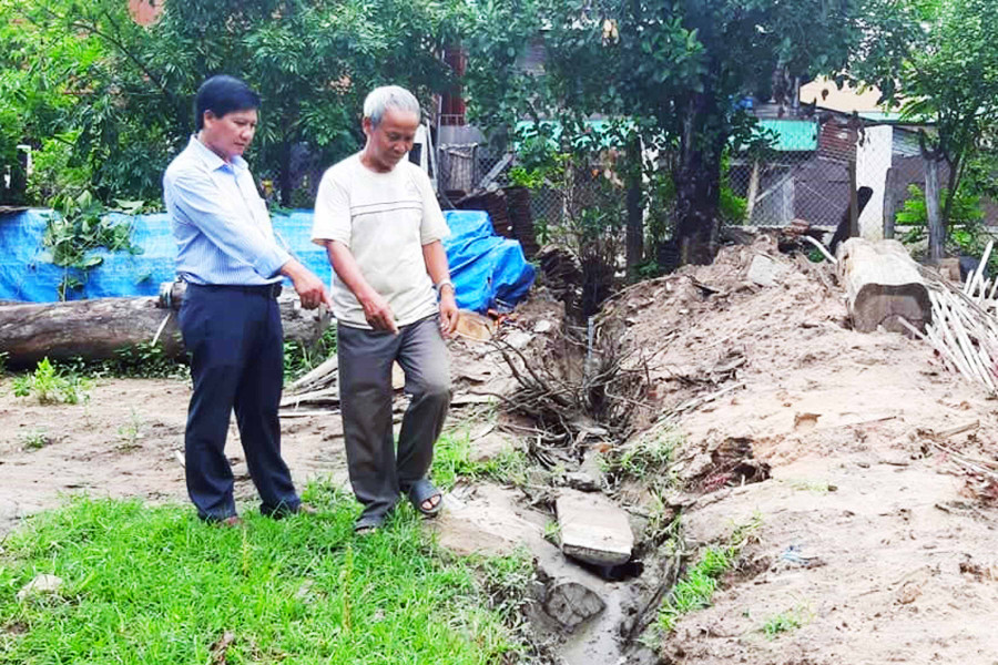 Hộ ông Siu Piơch được hỗ trợ 15m ống nhựa dùng để dẫn nước đến tận phía sau nhà. Ảnh: NGỌC SANG 