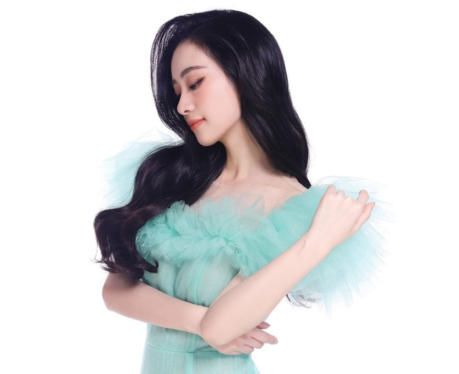 Riêng Jun Vũ lại vô cùng xuất thần khi hóa thân thành nàng tiên cá Ariel. Thần thái vương giả, mái tóc bồng uốn lượn khiến cho Jun Vũ trở nên vô cùng thu hút ẢNH: ALI BÙI