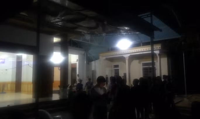 Người thân chuẩn bị lo mai táng cho hai anh em ruột - Ảnh: S.Đ.