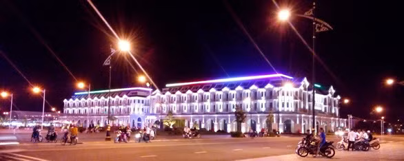 Vào buổi tối, Quảng trường Trần Quang Khải nhộn nhịp và đông vu với nhiều trò vui chơi, giải trí.