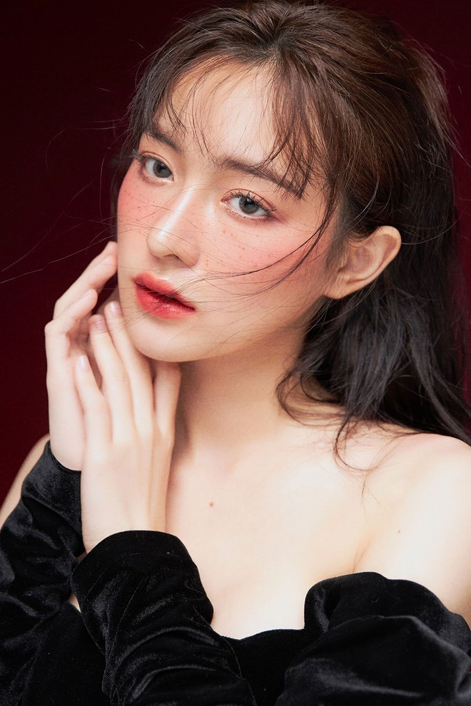 Không chỉ sở hữu vẻ ngoài ấn tượng được khen xinh như Địch Lệ Nhiệt Ba, Phi Linh còn có thành tích học tập gây chú ý như giải nhì môn Văn toàn thành phố Vinh 2017, Á khoa môn Văn Trường đại học Khoa học xã hội và Nhân văn TP.HCM. Cô đang là sinh viên năm 2 ngành Quan hệ quốc tế, thạo ngôn ngữ Anh và Trung Quốc. Ảnh: INSTAGRAM NV