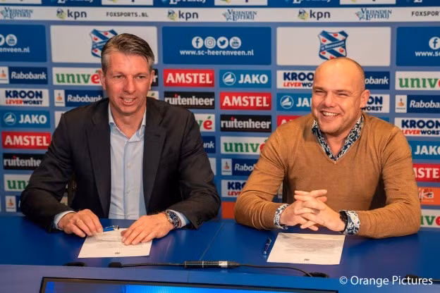Giám đốc kỹ thuật Gerry Hamstra (trái) và huấn luyện viên Johnny Jansen đều từng bày tỏ muốn Văn Hậu ở lại lâu hơn với SC Heerenveen. Ảnh: SC Heerenveen.