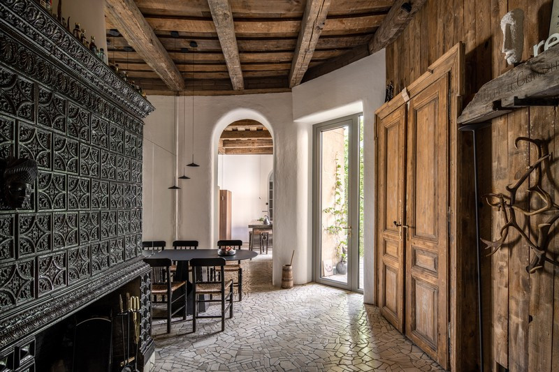 Trong khi sàn được lát lại bằng đá tự nhiên. Trong khi sàn được lát lại bằng đá tự nhiên.