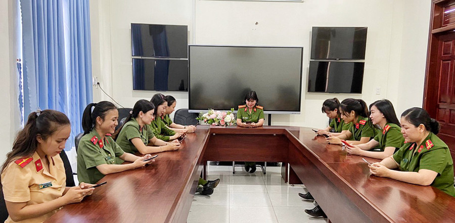 Hội phụ nữ Công an huyện Đak Đoa tham gia cuộc thi trắc nghiệm online tìm hiểu 90 năm lịch sử hình thành và phát triển của Hội Liên hiệp phụ nữ Việt Nam. Ảnh: Minh Châu Hội phụ nữ Công an huyện Đak Đoa tham gia cuộc thi trắc nghiệm online tìm hiểu 90 năm năm lịch sử hình thành và phát triển của Hội Liên hiệp phụ nữ Việt Nam