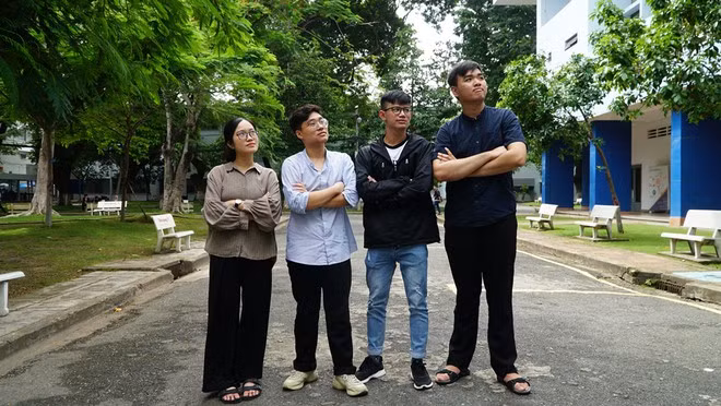 Nhóm 4 sinh viên thắng giải gồm Võ Ngọc Khánh Linh, Trần Lâm Bảo Khang, Nguyễn Thành Nhân và Nguyễn Đăng Duy. Trong đó có 3 sinh viên năm 2 và 1 sinh viên năm 3 của Trường ĐH Bách Khoa TP.HCM. Ảnh: LÊ NAM