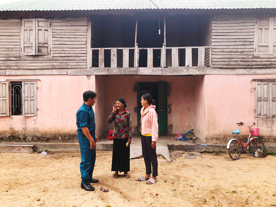Bà Rah Lan H’Chan (giữa; buôn Du, xã Chư Rcăm) bên ngôi nhà được hỗ trợ sửa chữa. Ảnh: LÊ NAM 