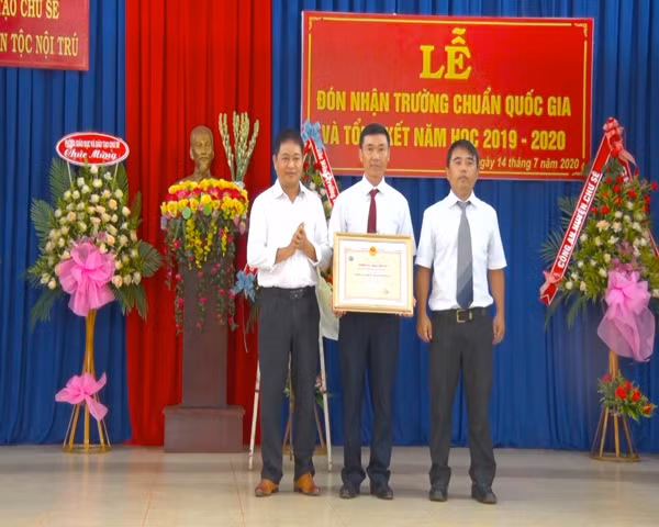 Trao bằng công nhận trường đạt chuẩn Quốc gia mức độ I cho Trường THCS Dân tộc Nội trú huyện Chư Sê. Ảnh: Đức Chí Ảnh: Đức Chí