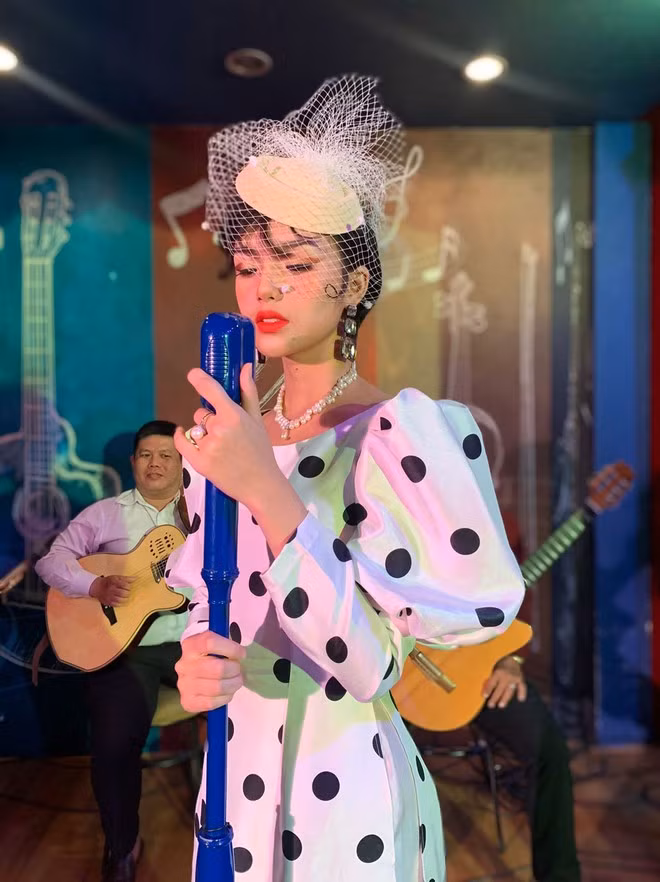 Yeye Nhật Hạ thử thách bản thân với vai diễn cô ca sĩ phòng trà có cuộc đời đầy trắc trở, nội tâm phức tạp trong phim Yêu trong đau thương ẢNH: BTC