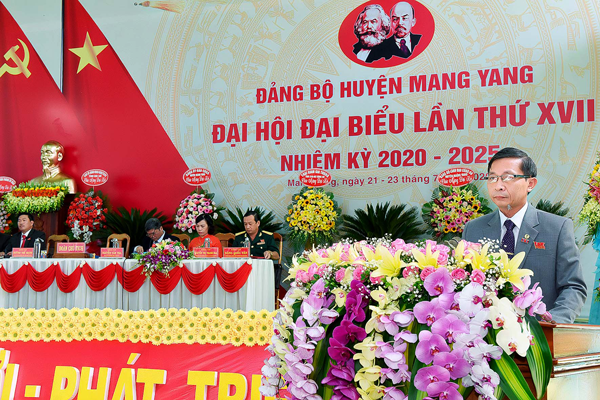 Ông huỳnh thế mạn bí thư huyện ủy Mang Yang phát biểu khai mạc đại hội. Ảnh: Đức Thụy 