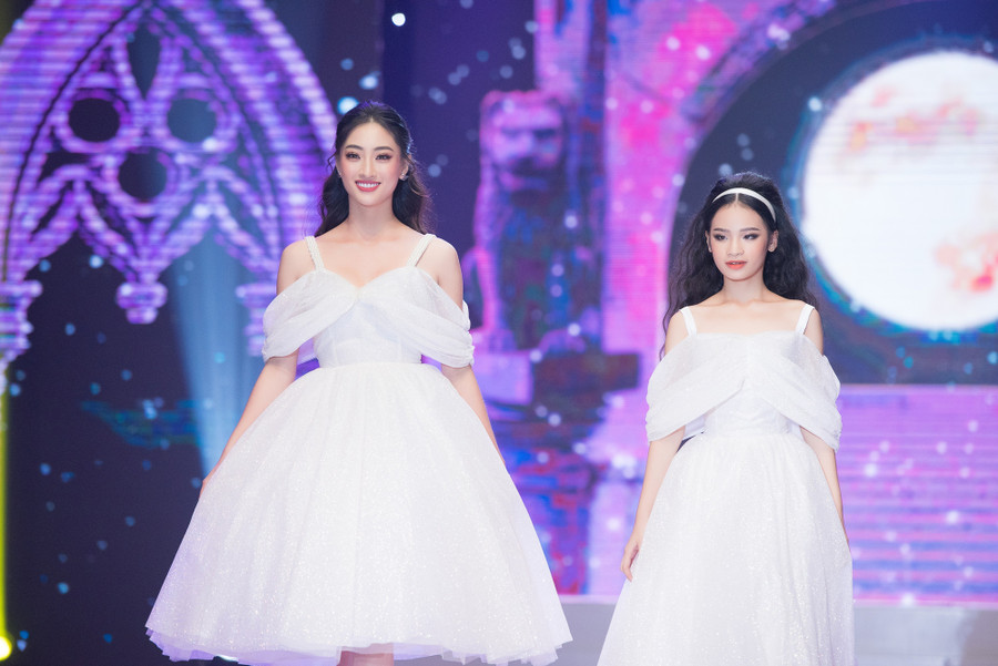 Sự thân thiện của Hoa hậu, Á hậu đã chiếm trọn tình cảm của các người mẫu nhí lẫn các bậc phụ huynh.