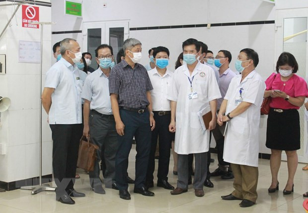 Đoàn kiểm tra công tác điều trị bệnh nhân bạch hầu tại Bệnh viện đa khoa vùng Tây Nguyên (Đắk Lắk). (Ảnh: Tuấn Anh/TTXVN)