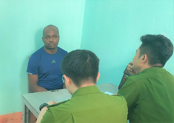 Đối tượng lừa đảo xuyên quốc gia quốc tịch Nigeria tại cơ quan công an