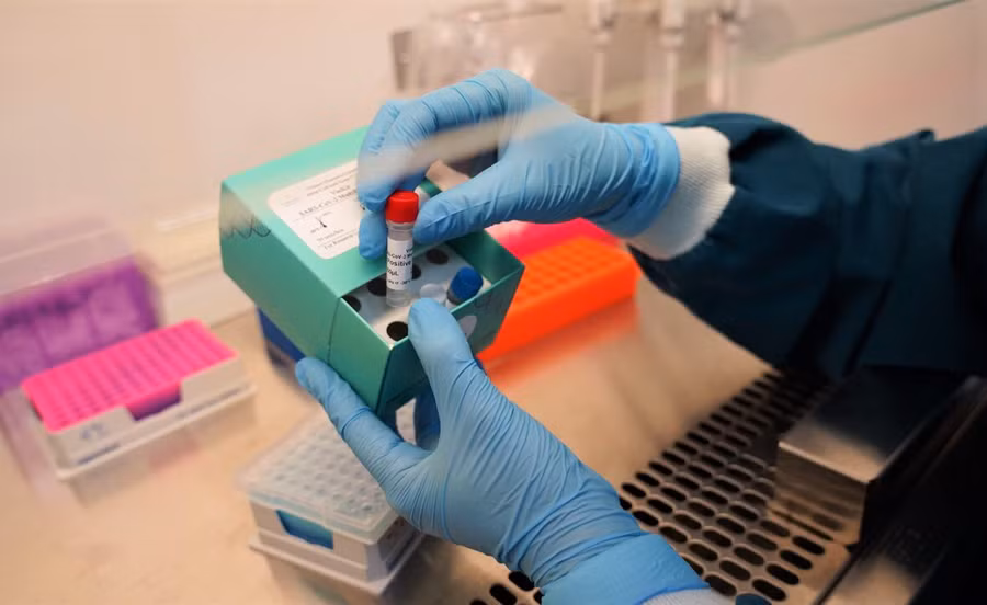 Để đảm bảo an toàn, các xét nghiệm virus SARS-CoV-2 với sinh phẩm VinKit sẽ được thực hiện trong phòng xét nghiệm đạt tiêu chuẩn an toàn sinh học cấp 2