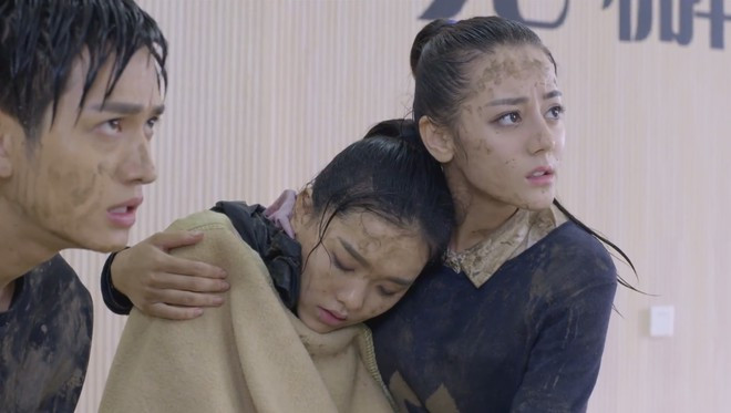 Vào vai nữ vệ sĩ mạnh mẽ và kiên cường, Địch Lệ Nhiệt Ba vẫn khiến khán giả không rời mắt khỏi gương mặt xinh đẹp của mình ẢNH: CĂT TỪ PHIM 