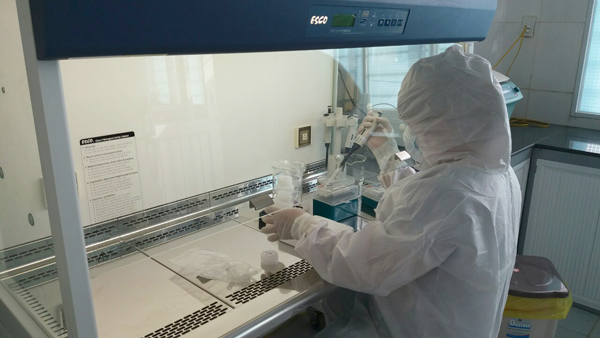 Xét nghiệm vi rút SARS-CoV-2 bằng kỹ thuật Realtime RT-PCR tại CDC Gia Lai. Ảnh: Như Nguyện