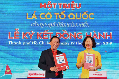 Bà Hoàng Bạch Dương, Giám đốc Chi nhánh TP HCM, Tập đoàn Vingroup - Công ty CP, cùng ông Bùi Thanh Liêm, Phó Tổng Biên tập Báo Người Lao Động, trao đổi thư ký kết tại lễ ký kết đồng hành lần 1 Ảnh: TẤN THẠNH