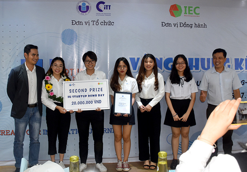 Ban tổ chức trao giải Nhì cho nhóm SERICARE với dự án khởi nghiệp Sữa kén tằm chống nắng.