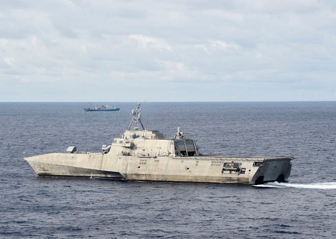 Tàu tác chiến cận bờ USS Gabrielle Giffords của Mỹ hoạt động gần tàu Hải Dương Địa chất 4 của Trung Quốc trên Biển Đông vào ngày 1.7 - Ảnh: Hải quân Mỹ Tàu tác chiến cận bờ USS Gabrielle Giffords của Mỹ hoạt động gần tàu Hải Dương Địa chất 4 của Trung Quốc trên Biển Đông vào ngày 1.7 - Ảnh: Hải quân Mỹ