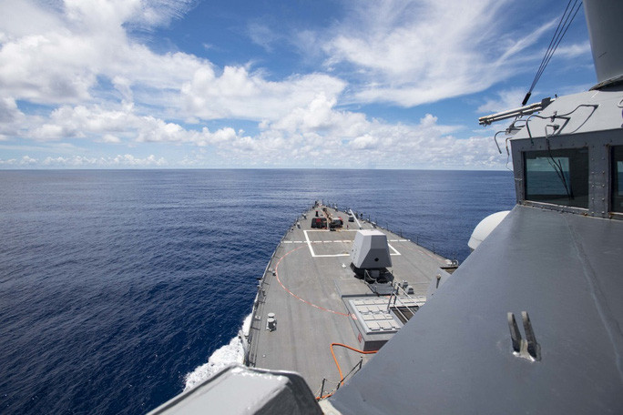 Tàu USS Ralph Johnson hoạt động gần quần đảo Trường Sa hôm 14-7. Ảnh: Hải quân Mỹ  Tàu USS Ralph Johnson hoạt động gần quần đảo Trường Sa hôm 14-7. Ảnh: Hải quân Mỹ