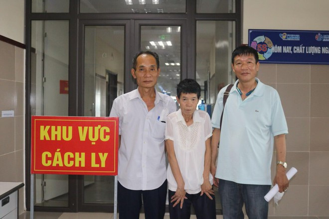  Gia đình lên đón bà Huệ tại khu cách ly - Ảnh: Bệnh viện cung cấp