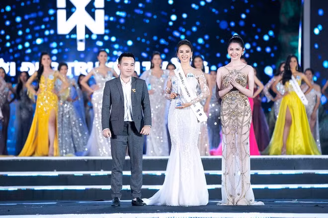 Quỳnh Nga cũng là gương mặt quen thuộc tại các đấu trường nhan sắc. Cô từng gây chú ý khi vào Top 10 Miss World Vietnam 2019 cùng giải phụ Người đẹp truyền thông, Á khôi Sinh viên Việt Nam 2017 và Hoa khôi tài năng Ngoại thương 2015 ẢNH: FBNV