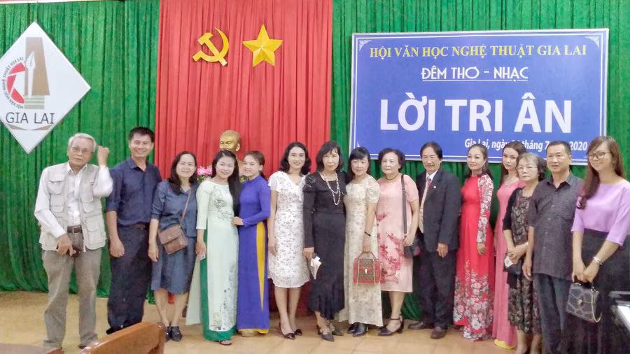 Đêm thơ nhạc “Lời tri ân” có sự tham gia của đông đảo hội viên Hội Văn học-Nghệ thuật. Ảnh : Minh Châu 
