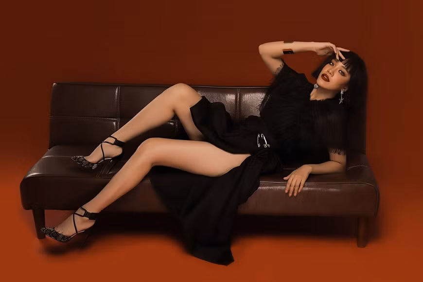 Kim Duyên cho biết mái tóc dài là niềm tự hào không chỉ của cô mà còn là của ba mẹ. Vì vậy, cô lo lắng không biết nếu để tóc ngắn sẽ thế nào. Đó là lý do êkíp quyết định thuyết phục Kim Duyên thử đội tóc giả ngắn để thay đổi bản thân. (Ảnh: Nguyễn Du/Vietnam+)