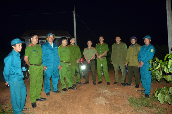 Tổ công nhân tự quản của Công ty Cà phê Ia Sao 1 phối hợp với Công an huyện Ia Grai tuần tra bảo vệ địa bàn. Ảnh: P.H.T